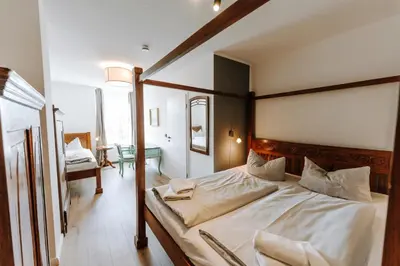 Ein Bett oder Betten in einem Zimmer der Unterkunft Ferienwohnungen am Holstentor
