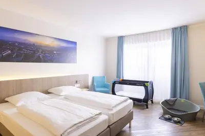 Ein Bett oder Betten in einem Zimmer der Unterkunft Hotel IV Jahreszeiten Lübeck