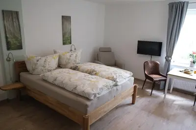 Ein Bett oder Betten in einem Zimmer der Unterkunft Gästehaus Langhals