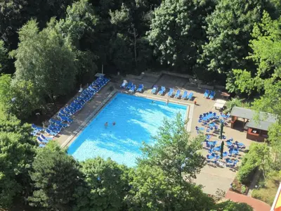 Der Swimmingpool an oder in der Nähe von Ferienwohnung-Apartment-Seeblick-in-Plaza-Marit-Residenz