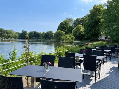 Blick auf einen Fluss in der Nähe des Hotels