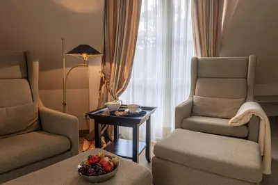 Ein Sitzbereich in der Unterkunft Strandhotel Fontana