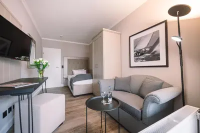Ein Sitzbereich in der Unterkunft Hotel Royal