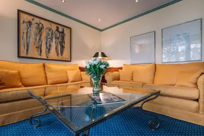 Ein Sitzbereich in der Unterkunft Hotel Royal