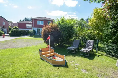 Ein Garten an der Unterkunft De Kanalkieker Apartmenthaus Meier