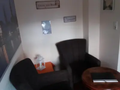 Ein Sitzbereich in der Unterkunft Pensionszimmer Lützowzimmer