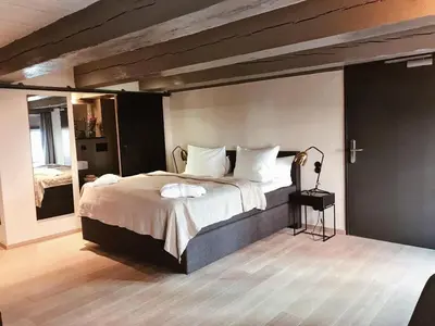 Ein Bett oder Betten in einem Zimmer der Unterkunft Fisher's Loft Hotel
