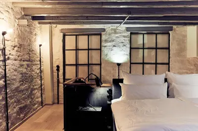 Ein Bett oder Betten in einem Zimmer der Unterkunft Fisher's Loft Hotel