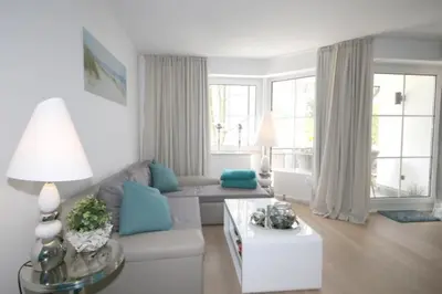 Ein Sitzbereich in der Unterkunft Ferienwohnung Strandallee 200