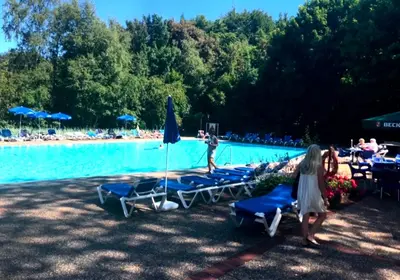 Der Swimmingpool an oder in der Nähe von Tiffanys Ferienapartments in der Privatresidenz des Plaza Premium Hotel Timmendorfer Strand