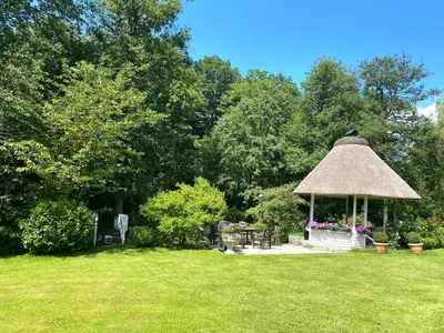 Ein Garten an der Unterkunft Landhaus Woltersmühlen bei Scharbeutz
