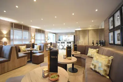 Ein Sitzbereich in der Unterkunft Strandgrün Golf- & Spa Resort