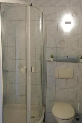 Ein Badezimmer in der Unterkunft FeWo Dünengras mit Terrasse und Strandkorb