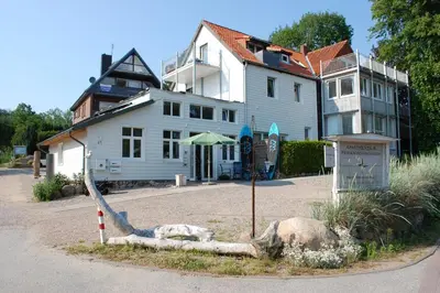 Das Gebäude in dem sich die Zelt-Lodge befindet