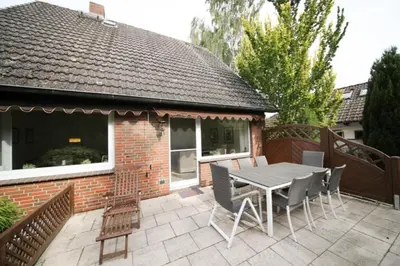 Das Gebäude in dem sich das Ferienhaus befindet
