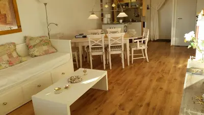 Ein Sitzbereich in der Unterkunft ZUM WOHLFÜHLEN FERIENWOHNUNG FÜR MAX 5 ERWACHSENE und 1 Kind, Schwimmbad vor der Tür, Tiere erlaubt