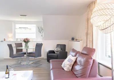 Ein Sitzbereich in der Unterkunft Ferienwohnung Zweimaster