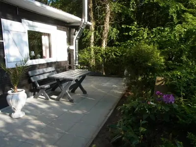 Ein Garten an der Unterkunft Waldhütte am See