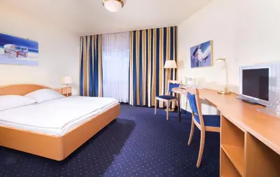 Ein Bett oder Betten in einem Zimmer der Unterkunft Tryp by Wyndham Luebeck Aquamarin