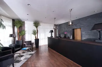 Ein Sitzbereich in der Unterkunft Tryp by Wyndham Luebeck Aquamarin
