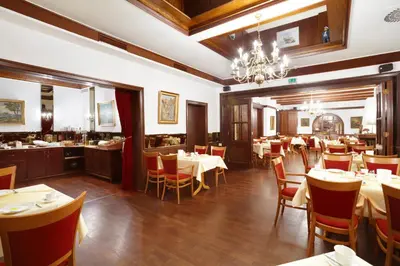 Ein Restaurant oder anderes Speiselokal in der Unterkunft Hotel Jensen