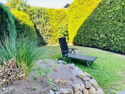 Ein Garten an der Unterkunft FeWo MEERESBRISE - Familie- Hunde - Strandnah - Garten-Seeblick - Sauna & Wellness