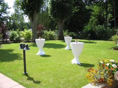 Ein Garten an der Unterkunft Waldhotel Riesebusch