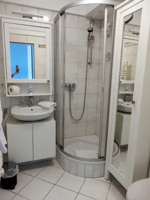 Ein Badezimmer in der Unterkunft Ostseekrabbe-Timmendorfer Strand , strandnah , Wlan , Parkplatz