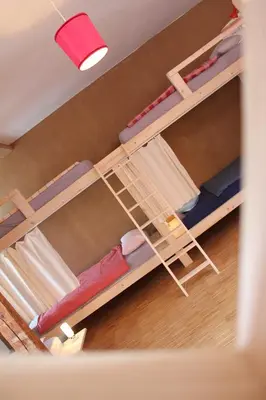 Ein Etagenbett oder Etagenbetten in einem Zimmer der Unterkunft schickSAAL*