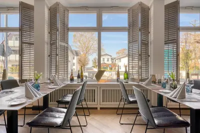 Ein Restaurant oder anderes Speiselokal in der Unterkunft Hotel Yachtclub
