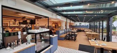 Ein Restaurant oder anderes Speiselokal in der Unterkunft Hof Sierksdorf