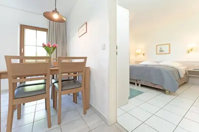 Ein Bett oder Betten in einem Zimmer der Unterkunft Haus am Kurpark Scharbeutz Küstenstern