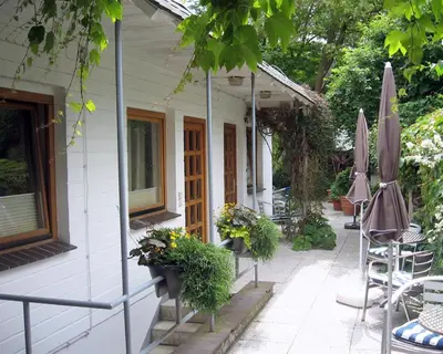 Ein Garten an der Unterkunft Altes Schulhaus
