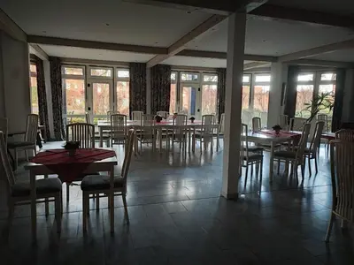 Ein Restaurant oder anderes Speiselokal in der Unterkunft Traveloge mit SCHWIMMBAD und SAUNA