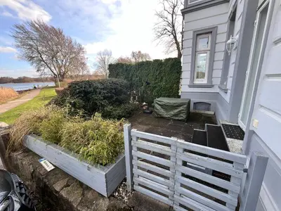 Ein Garten an der Unterkunft Wohnen am Seglerhafen mit Traveblick im Kontorhaus viele Extras