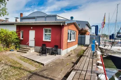 Das Gebäude in dem sich das Ferienhaus befindet