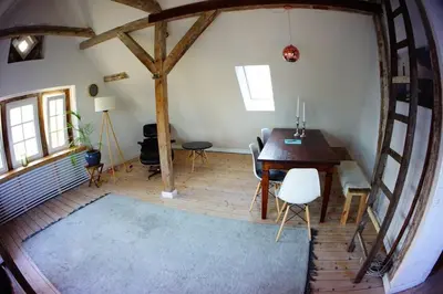 Ein Sitzbereich in der Unterkunft Gemütliche 4ZKB im grünen Herzen Lübecks
