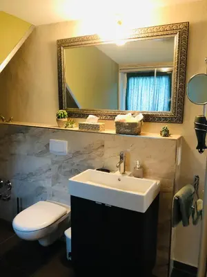 Ein Badezimmer in der Unterkunft Ferienwohnung C im Ferienhaus Antika