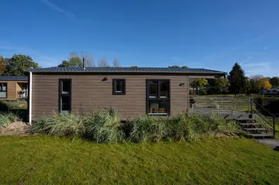 Das Gebäude in dem sich das Ferienhaus befindet