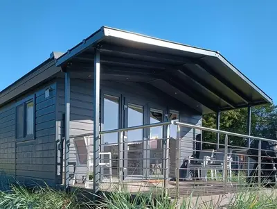 Das Gebäude in dem sich das Ferienhaus befindet
