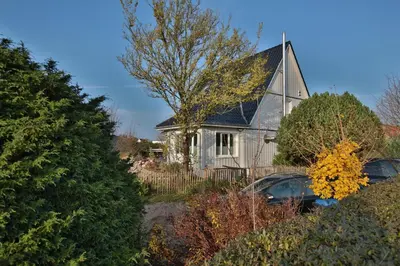Ein Garten an der Unterkunft Haus zur Niendorfer Sonne Haus Schwalbennest