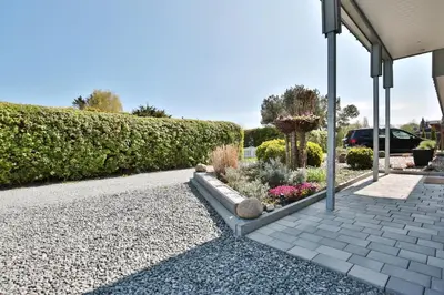 Ein Garten an der Unterkunft Ferienbungalow Erlenweg 20 Erlenweg 20 Appartement 3 Niendorf Ostsee