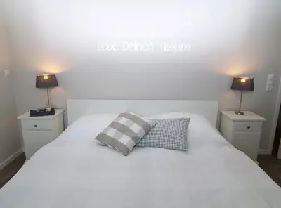 Ein Bett oder Betten in einem Zimmer der Unterkunft Strandglück Haus C Strandglück Appartement 2C