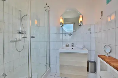 Ein Badezimmer in der Unterkunft Feriendomizil Strandblick Feriendomizil Strandblick Appartement 1 MeerBlick