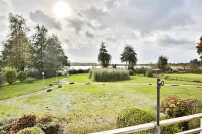 Ein Garten an der Unterkunft Landhaus Pönitz am See Landhaus am See Appartement 8