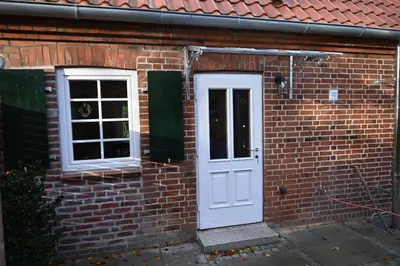 Das Gebäude in dem sich das Ferienhaus befindet