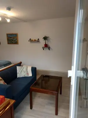 Ein Sitzbereich in der Unterkunft Ruhiges, gemütliches Zimmer mit Bad für 2 Personen, mit Gartenterasse