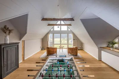 Eine Spielezimmer in der Unterkunft Reethaus Hoheleuchte