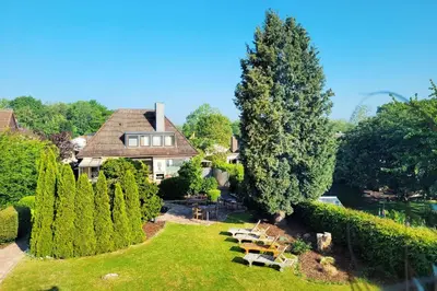 Ein Garten an der Unterkunft Gemütliche & moderne Ferienwohnung - nur 7 Gehminuten vom Strand entfernt, inklusive Parkplatz und Gartenzugang