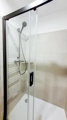 Ein Badezimmer in der Unterkunft Moderne Ferienwohnung mit Sonnenterrasse & Gartenblick - Strandnah und hohem Schlafkomfort